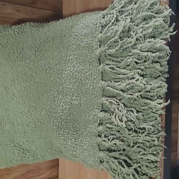 Green throw blanket - Picture 2 of 2